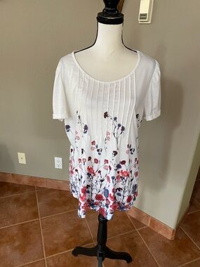 White Scoop Neck Floral Pintuck Tee - Red & Blue Print